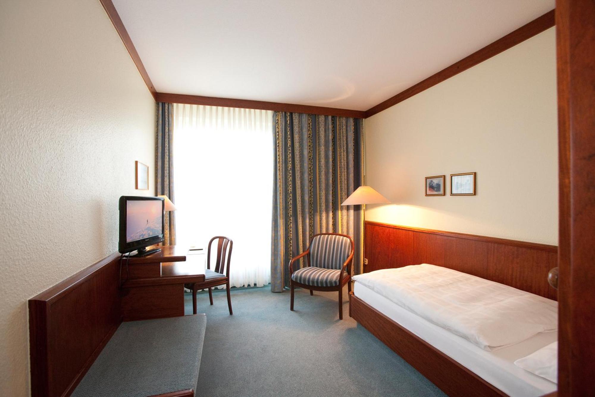 Leine Hotel Pattensen Eksteriør bilde