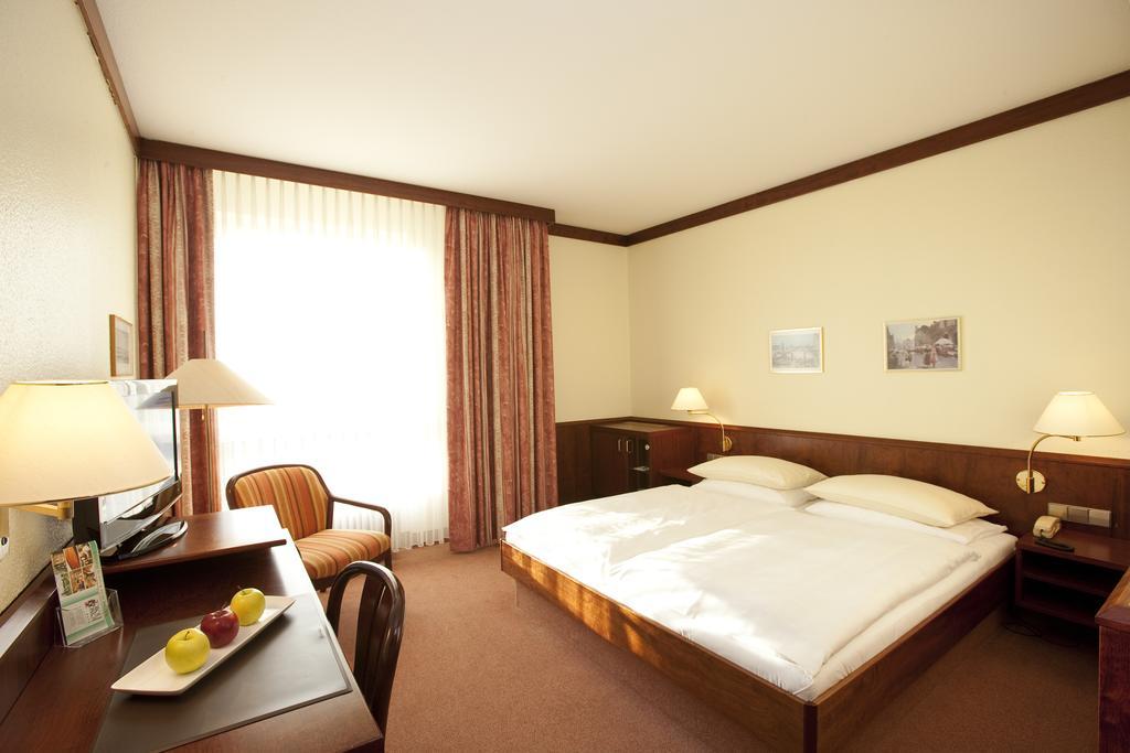 Leine Hotel Pattensen Eksteriør bilde